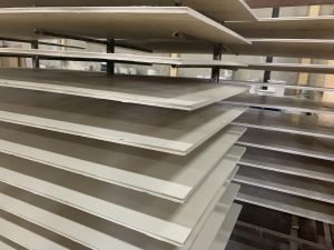 platen, spuiten, plaat, okoume, platen spuiten, gronden, coating, verf, houtplus, vroomshoop
