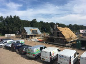 Boeien, goten, drentse lagune, nieuwbouw, resort, boeidelen, stroken, stelstroken, zagen, radius, sealen, gronden, verf, hout, grandplex, okoume, kopse sealer, grondverf